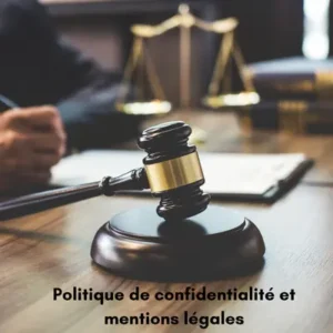 politique de confidentialité et mention légales représentés par une balance de la justice et un document près d'un marteau de droit