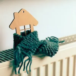 photo d'une petite maison enroulée dans une écharpe pour montrer le confort thermique