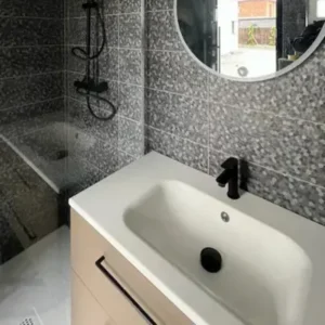 douche à l'italienne et meuble vasque d'une salle de bain réalisée par Foucher Solution Confort à Arras