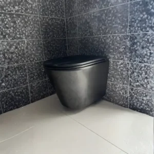 WC suspendus gris posé pour une rénovation de salle de bain par Foucher Soltion Confort à Arras en 2026