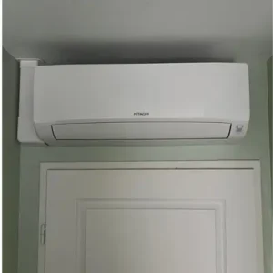 installation d'un split Hitachi pour un chantier de climatisation réversible à Arras par Foucher Solution Confort, plombier chauffagiste RGE QualiPac et RGE Ventilation+ qui intervient à Arras, Lens, Liévin, Bapaume, Douai et Béthune