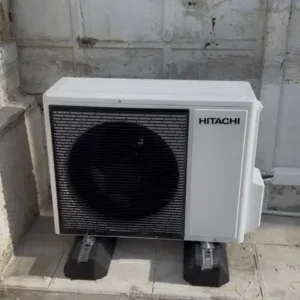 présentation de l'unité extérieure Hitachi d'une installation pompe à chaleur air eau à Arras par Foucher Solution Confort, plombier chauffagiste RGE QualiPac et RGE Ventilation+ qui intervient à Arras, Lens, Liévin, Bapaume, Douai et Béthune