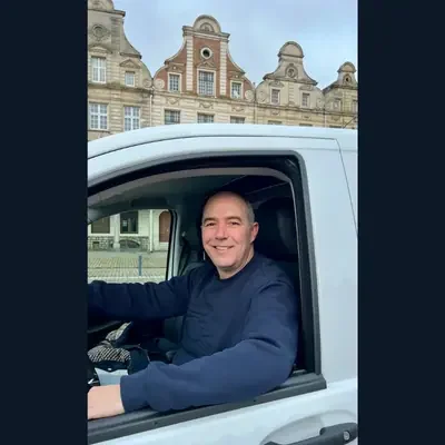 Frédéric Foucher, plombier chauffagiste Foucher Solution Confort dans son utilitaire garé sur la Grand Place d'Arras où est basée son entreprise