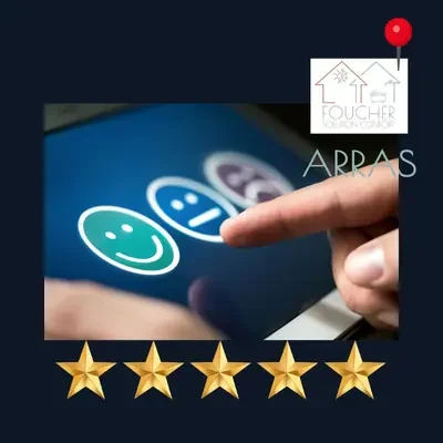 photo d'un doigt qui sélectionne un smiley heureux en dessous 5 étoiles et en haut le logo Foucher Solution Confort avec une punaise et Arras écrit