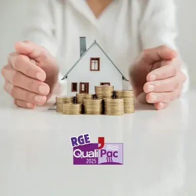 petite maison dans les mains d'une cliente avec devant des piles de pièces et le logo RGE QualiPAC pour représenter les économies d'énergies à Arras
